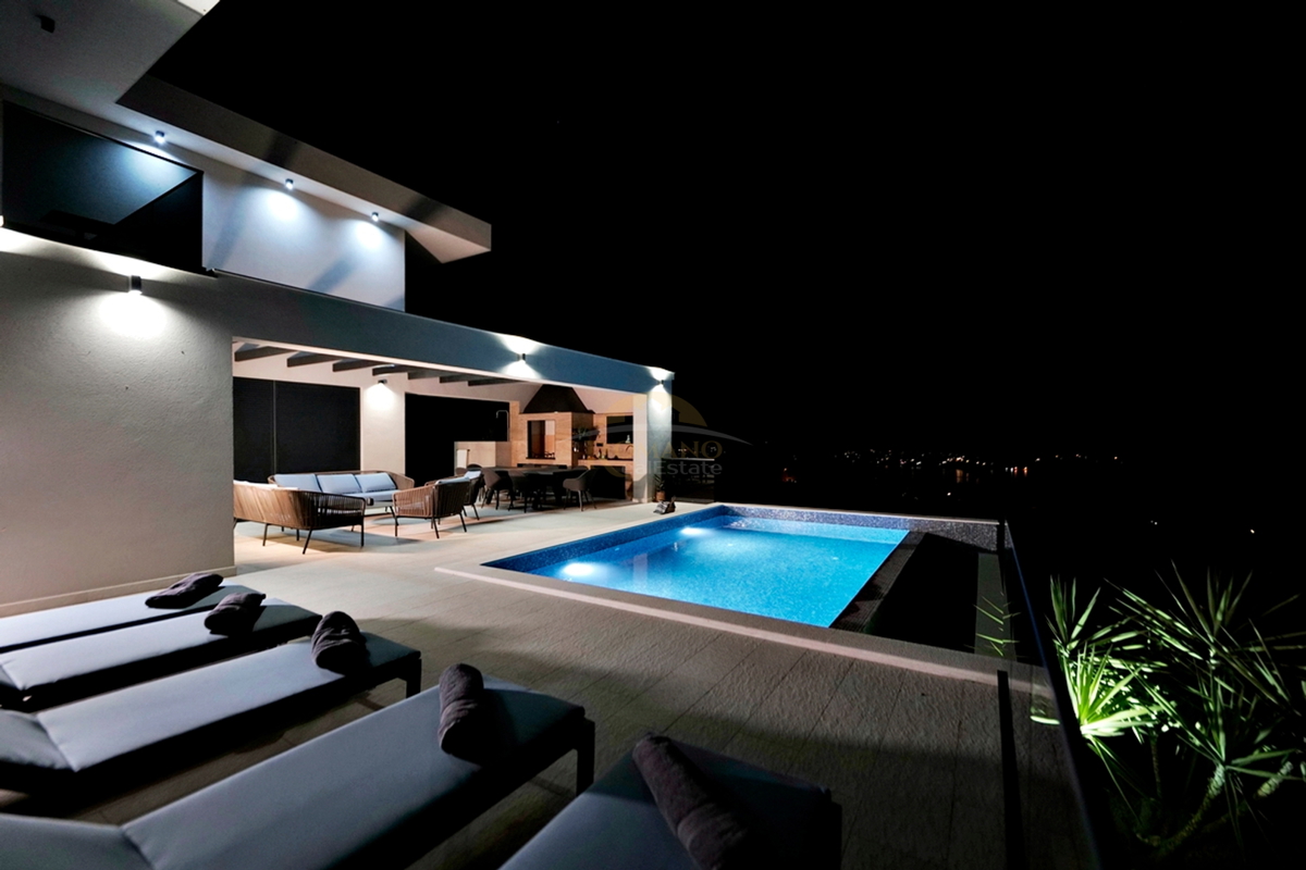 Villa esclusiva a Seget Gornji in un ambiente tranquillo e silenzioso con una splendida vista panoramica